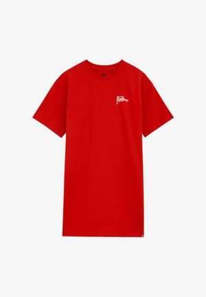 T-shirt rouge à manches courtes avec le petit texte blanc "Festival" imprimé sur le côté gauche de la poitrine et une petite étiquette en forme d'étoile sur l'ourlet inférieur.