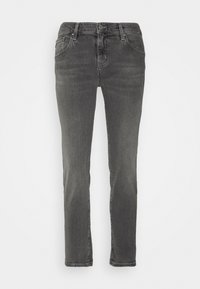 Jean droit en denim gris foncé. Il possède une taille standard, des poches avant et une fermeture à glissière avec un bouton en métal. Décoloration subtile.