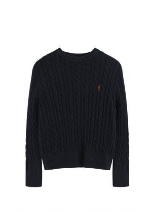 Mørkeblå cable-knit langærmet sweater med ribstrikkede manchetter og kant, der har et lille rødt broderet logo på venstre bryst.