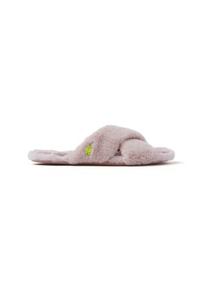 Pantofole rosa pelose con un design a fascia incrociata, texture morbida e un piccolo personaggio dei cartoni animati verde come dettaglio sulla fascia superiore.