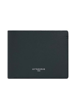 Schwarze Lederbrieftasche mit weiß gedrucktem ""LE TANNEUR 1898"" auf der Vorderseite, geschlossen dargestellt auf weißem Hintergrund.