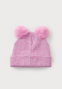 Berretto lavorato a maglia rosa con una texture a coste, dotato di due pompon rosa soffici sulla parte superiore e un risvolto.