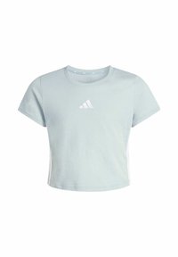 Zastrihnuté svetlomodré bavlnené tričko s krátkymi rukávmi, na hrudi s bielym logom Adidas a bielymi bočnými panelmi.