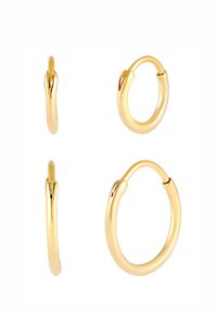 Pendientes de aro de oro con un acabado liso y pulido. Tienen una forma redondeada con un mecanismo de cierre seguro y sin adornos adicionales.