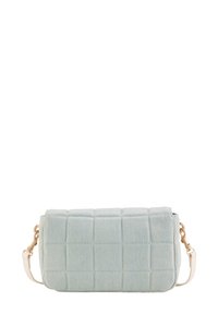 Překládaná obdélníková taška světle modré barvy s prošívaným vzorem, s popruhem ve zlatém tónu a hladkou texturou.