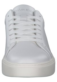 Sneaker bianche in pelle con lacci piatti, punta rotonda e suola in gomma texturizzata. Presentano il logo del marchio in rilievo sulla linguetta e una finitura liscia.