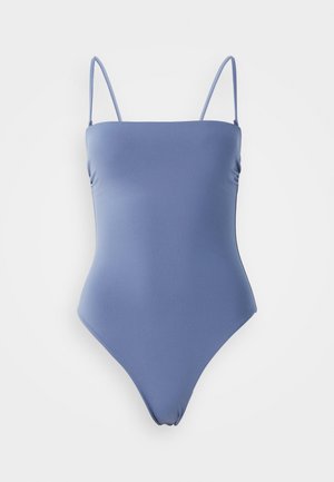 Λεπτό λουράκι ολόσωμο μαγιό σε απαλό, γαλάζιο ύφασμα. Διαθέτει τετράγωνη λαιμόκοψη και σχεδίαση με υψηλή κοπή στα πόδια.