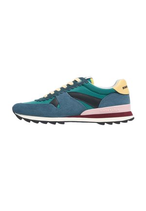 Niebieskozielone zamszowe sneakersy z kremowymi sznurówkami, czarnym paskiem z boku, różową podeszwą środkową, żółtą pętelką na pięcie i czarną gumową podeszwą.