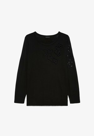 Czarny sweter z długim rękawem, okrągłym dekoltem oraz kwiatowymi wycięciami z koronki na górnej części klatki piersiowej i lewym rękawie.