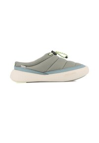Šedá prošívaná botka na slip-on s akcenty v světle modré barvě a černým poutkem. Disponuje texturovanou bílou podrážkou a neonově zelenými tkaničkami.