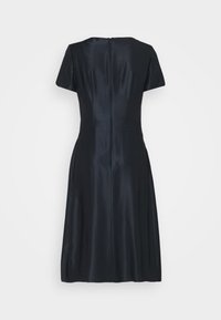 Černé midi šaty s krátkým rukávem, se zipem na zadní straně, přiléhavým pasem a hladkým saténovým materiálem, vystavené na jednoduchém bílém pozadí.