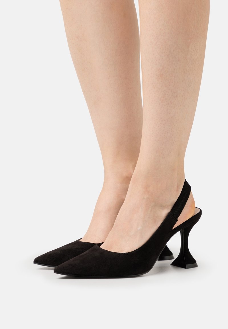 Escarpins slingback en daim noir avec des bouts pointus, des talons sculptés angulaires et une finition lisse. Le design comprend une large sangle au niveau du talon.