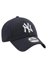 Cappellino da baseball blu scuro realizzato in tessuto misto cotone, con logo "NY" bianco ricamato sul davanti e visiera curva.