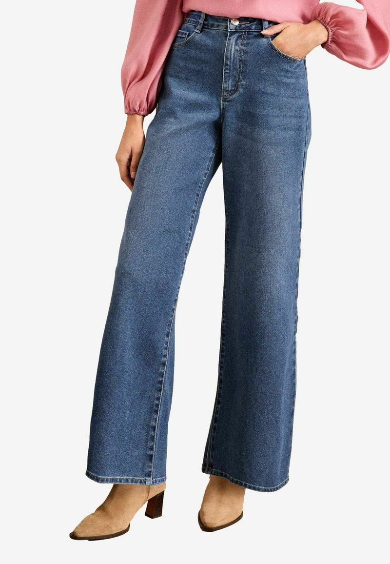 Modré široké džínsy vyrobené z denimu, s vysokým pasem, předními kapsami a klasickým pětipocket designem. Hladký povrch s tmavým wash.