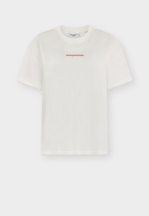 Valge lühikeste varrukatega T-särk, ümara kaelusega, mille keskosas rinnal on väike punane "marcopolodenim" tekst.