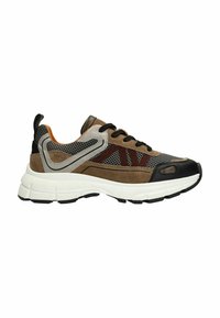 Bruine suède en mesh sneaker met een witte tussenzool, zwarte accenten en een rood gestreept ontwerp aan de zijkant. Vetersluiting en gewatteerde kraag.