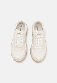 Sneakers bianchi con tessuto liscio, punta rotonda, design con lacci e suola in gomma beige. Gli accenti includono un logo discreto sul linguetta.