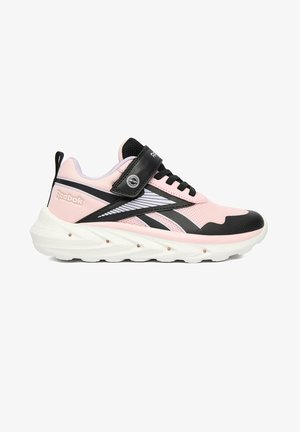 Scarpa da ginnastica Reebok rosa e nera con suola bianca, tomaia in mesh, cinturino in velcro con etichetta ON/OFF, lacci neri, logo laterale e tirante sul tallone.
