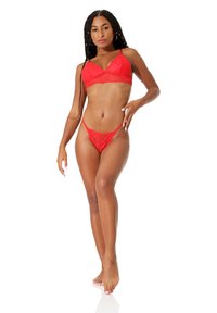Rotes Spitzen-Bra und String-Set mit einem Dreieckschalen-Design, das mit gewellten Kanten und verstellbaren Trägern ausgestattet ist und aufwendige Blumenmuster zeigt.