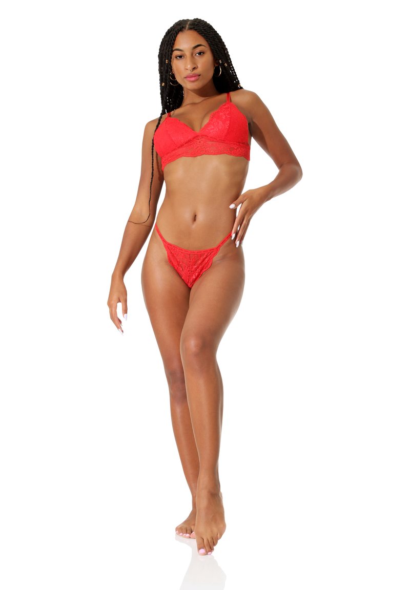 Rotes Spitzen-Bra und String-Set mit einem Dreieckschalen-Design, das mit gewellten Kanten und verstellbaren Trägern ausgestattet ist und aufwendige Blumenmuster zeigt.