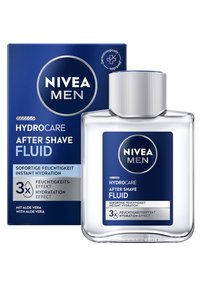 NIVEA Men Hydrocare After Shave Fluid in einer klaren Glasflasche mit silbernem Verschluss, mit blauer und weißer Verpackung und Text in Deutsch und Englisch.
