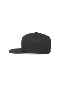 Zwarte snapback pet met een platte rand, met gouden tekst op de voorkant. Gestructureerd ontwerp met een textiel dat zorgt voor duurzaamheid.