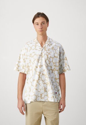 Kurzärmliges Hemd in Weiß mit beigem Blumenmuster, Knopfleiste und Brusttasche. Aus leichtem Material gefertigt.