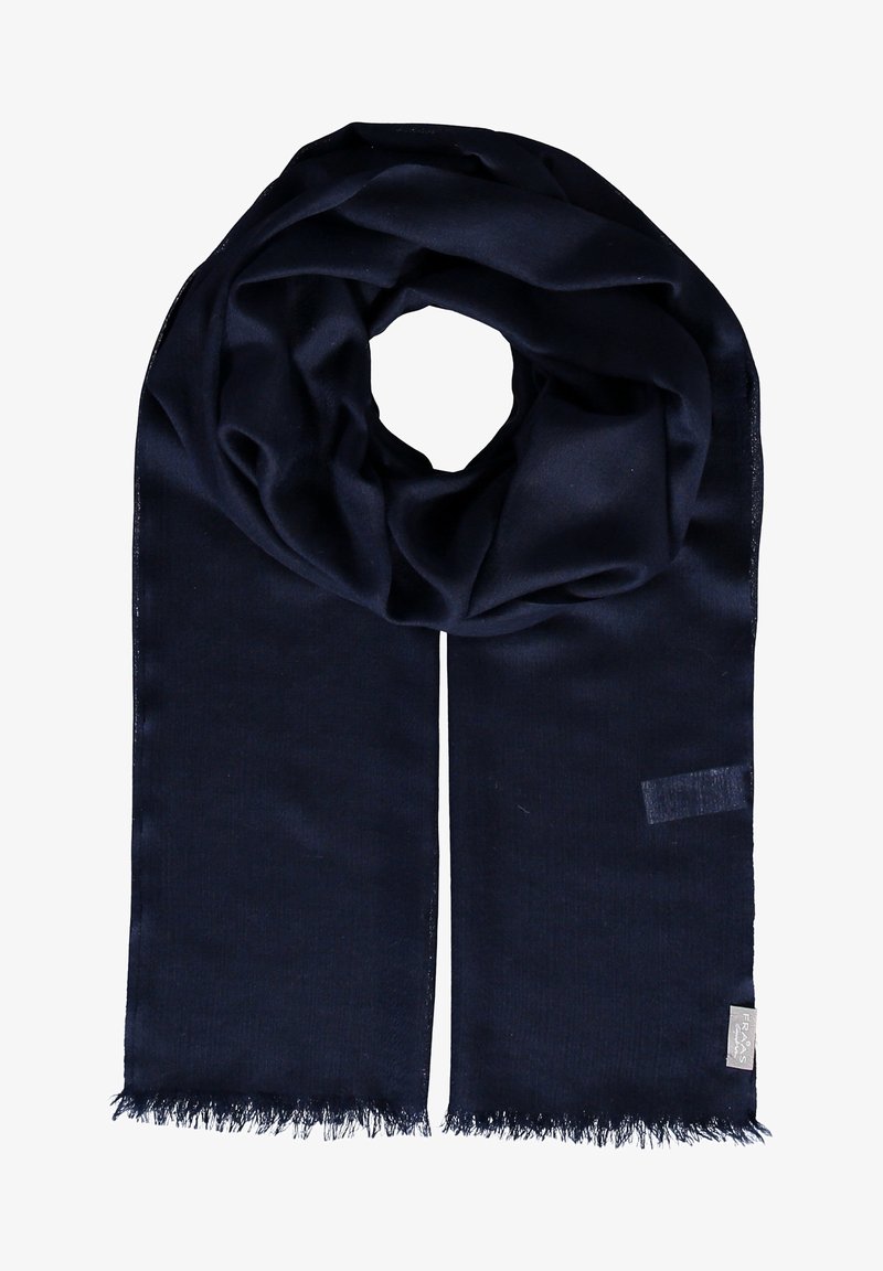 Écharpe bleu marine en tissu doux, avec une texture lisse et des extrémités frangées. Étiquette de marque notable d'un côté.
