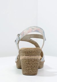 Viimeistellyt korkosandaalit, joissa on teksturoitu ruskea punottu korko, pehmeissä pastellisävyissä kukkakuosiset kangasyläosat ja säädettävä nilkkaremmi.