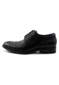 Zapato de vestir de cuero negro con un acabado suave, con puntera redondeada, cordones morados y un pequeño tacón. Diseño compacto adecuado para vestir de forma formal.