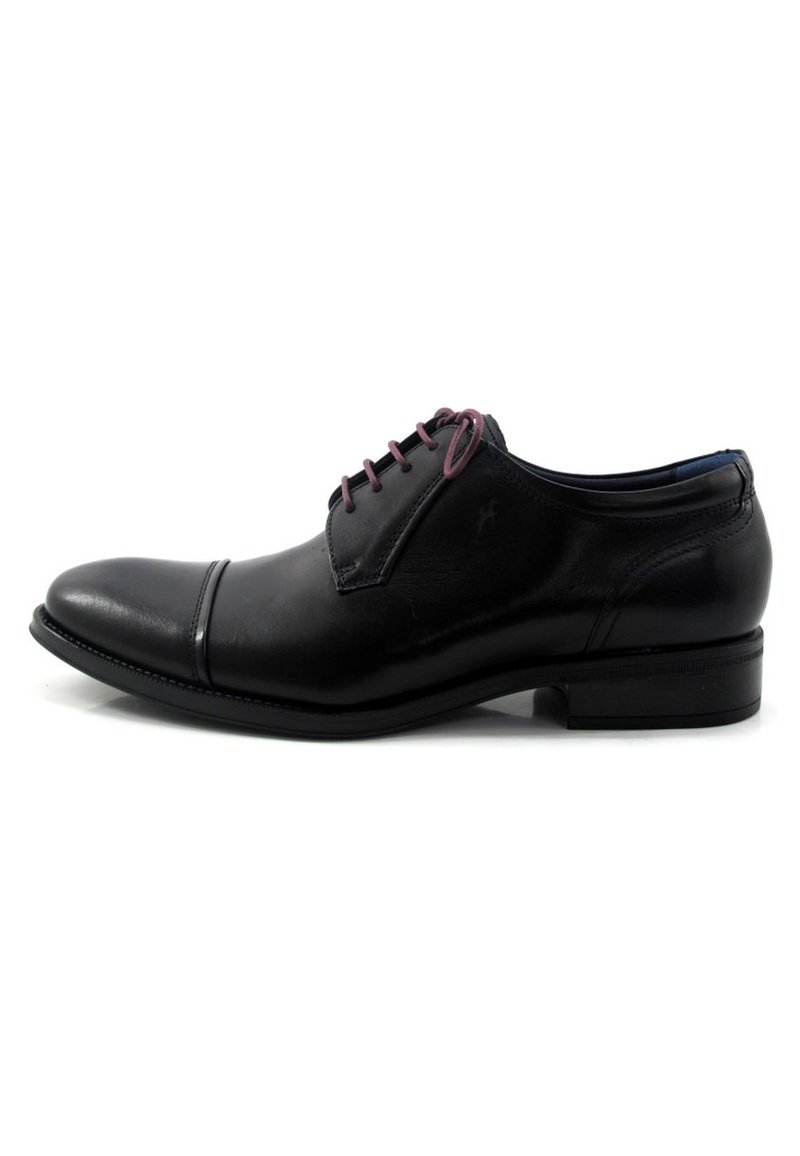 Zapato de vestir de cuero negro con un acabado suave, con puntera redondeada, cordones morados y un pequeño tacón. Diseño compacto adecuado para vestir de forma formal.