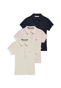 Tre pikétröjor i marinblått, rosa och krämfärgat. Varje tröja har en klassisk krage, korta ärmar och en liten logotyp på vänster bröst.