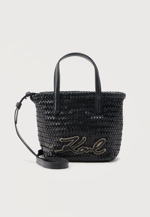 Μαύρη πλεκτή δερμάτινη τσάντα χειρός με δύο επάνω λαβές, ρυθμιζόμενο λουρί ώμου και κεντημένο το όνομα "Karl" στο μπροστινό μέρος.