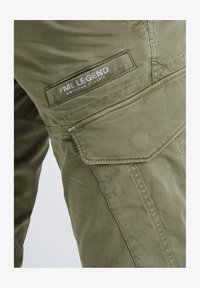 Ausgewählt, capulet olive