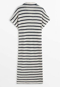 Abito in maglia bianco a lunghezza ginocchio con maniche corte e strisce orizzontali nere, esposto in piano su uno sfondo bianco.