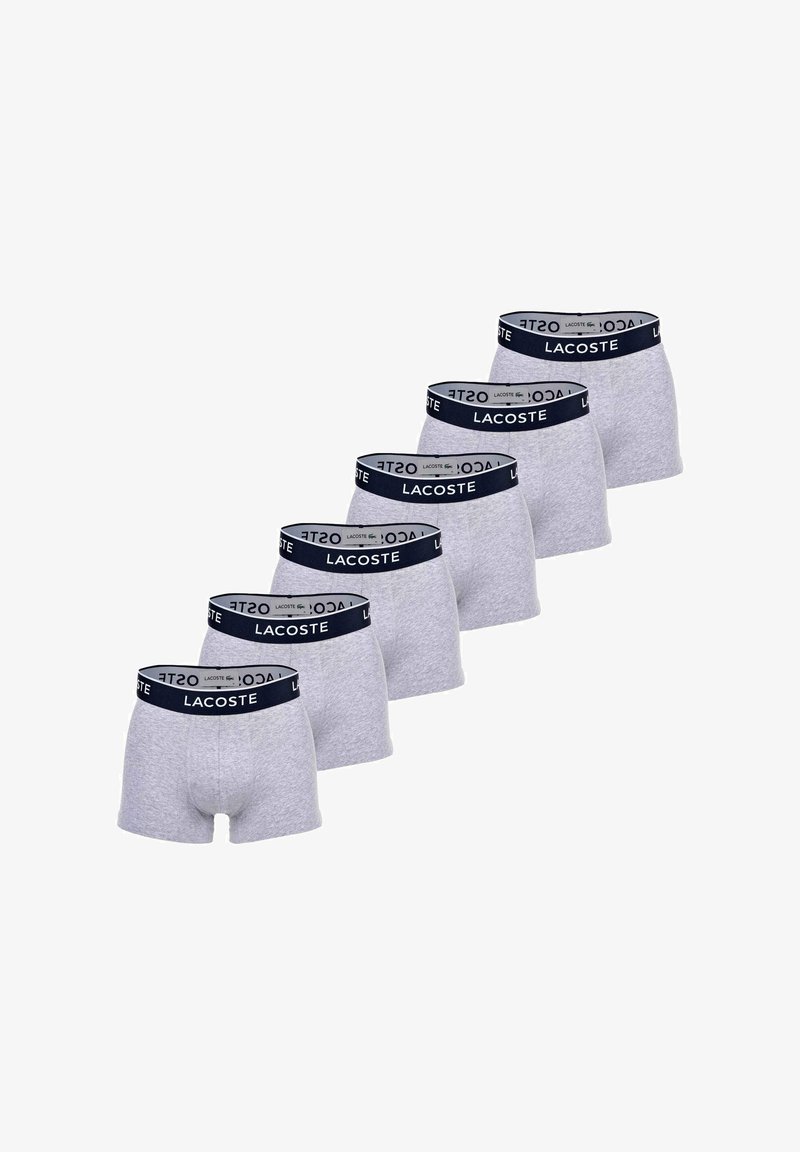 Boxer shorts grigi in cotone con un elastico blu navy recante il logo "LACOSTE". Cinque paia disposti in fila, che mostrano il loro design uniforme.