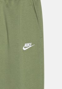 Nike Sportswear CLUB UNISEX - Calças de fato de treino - oil green/white
