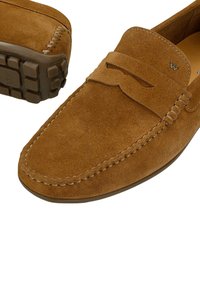 Braune Wildleder-Loafer verfügen über ein gesticktes Mokassin-Design, ein Riemendetail an der Oberseite und eine gemusterte Gummisohle für den Halt.