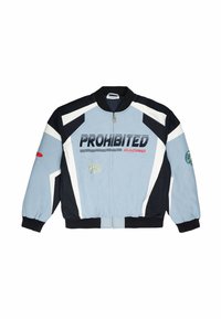 Veste de course bleu clair et noire avec accents blancs, fermeture éclair à l'avant, texte "PROHIBITED RACING" et écussons brodés sur les manches et la poitrine.