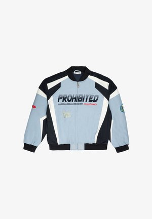 Giacca da corsa azzurro chiaro e nero con accenti bianchi, zip frontale, testo "PROHIBITED RACING" e toppe ricamate sulle maniche e sul petto.