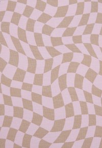 Tecido com padrão ondulado em rosa e bege, apresentando quadrados alternados que criam um visual suave e texturizado, com um acabamento liso.