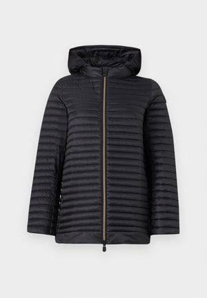 Veste noire légère matelassée avec capuche, fermeture éclair intégrale à l'avant et manches longues, présentée sur un fond clair uni.