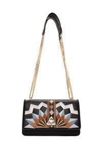 Bolso de mano de cuero negro con un frente de diseño geométrico en beige, azul y detalles en dorado, que presenta una cadena dorada y un detalle triangular.