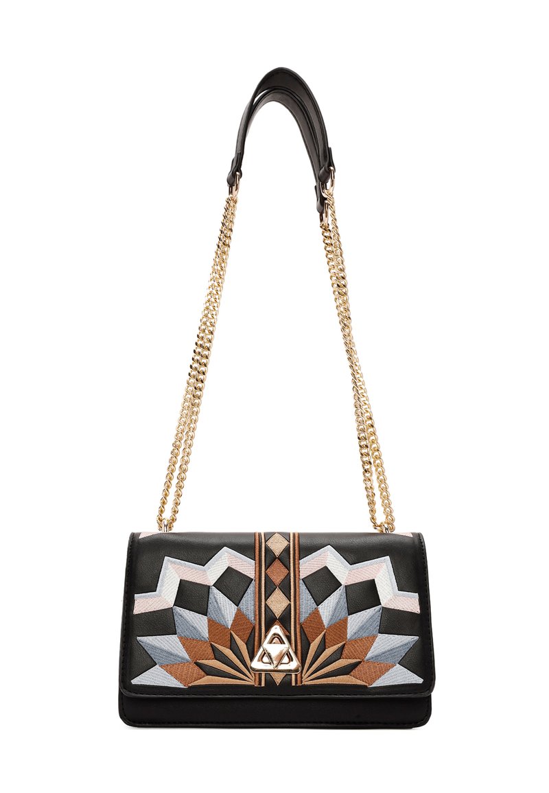 Bolso de mano de cuero negro con un frente de diseño geométrico en beige, azul y detalles en dorado, que presenta una cadena dorada y un detalle triangular.