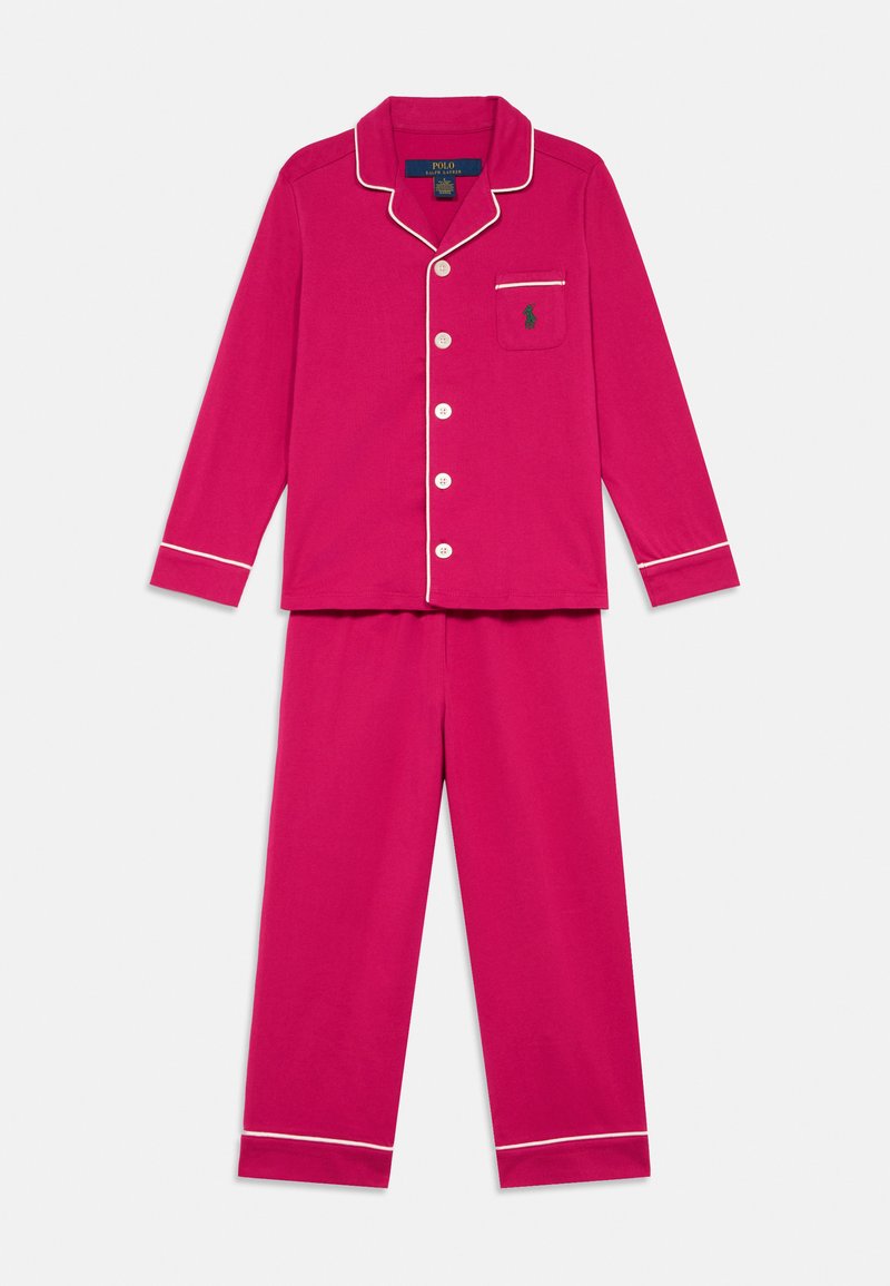 Conjunto de pijama rosa feito de tecido suave, apresentando uma blusa com botões, um bolso no peito, com detalhes em branca, e calças combinando.