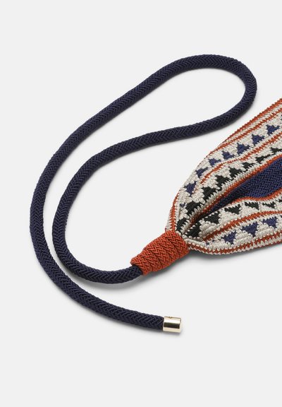 Cordon tressé bleu marine avec embout métallique attaché à une section de tissu à motifs aux couleurs bleu, blanc, noir et orange.