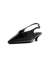 Černé lodičky na podpatku typu slingback s špičatou špičkou, vyrobené z texturovaného materiálu, s úzkým podpatkem a nastavitelným popruhem se sponou.