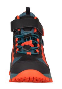 Sportowe buty trekkingowe z czarną cholewką, pomarańczowymi akcentami i niebieskimi sznurówkami. Posiadają rzepy zapewniające pewne dopasowanie oraz teksturowaną podeszwę.