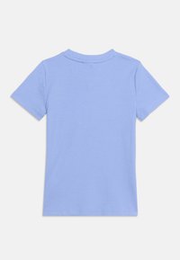 Ανοιχτό μπλε ριγωτό κοντομάνικο μπλουζάκι, απλωμένο επίπεδα, που δείχνει την πίσω πλευρά με λαιμόκοψη και απλή ραφή στο τελείωμα.