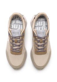 Beige Turnschuhe mit glatter Textur, kontrastierenden braunen Akzenten und geflochtenen Schnürsenkeln. Verfügt über ein Logo auf der Zunge und eine strukturierte Sohle.